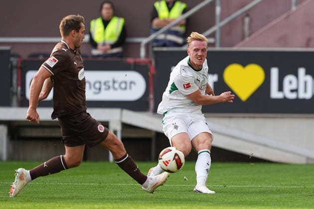 03.10.2026, xydrx, Herren, Fußball, Testspiel, FC St. Pauli - Borussia Mönchgladbach, Saison 2026 2027, Millerntor-Stadion: Lars Ritzka (FC St. Pauli, 21) im Zweikampf gegen Isac Lidberg (Borussia Moenchengladbach, 3) DFB regulations prohibit any use of photographs as image sequences and or quasi-video. Copyright: HMBxMedia YannisxDreimann