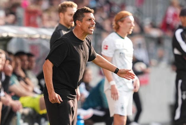 03.10.2026, xydrx, Herren, Fußball, Testspiel, FC St. Pauli - Borussia Mönchgladbach, Saison 2026 2027, Millerntor-Stadion: Marcel Rapp (Cheftrainer FC St. Pauli) gestikulierend DFB regulations prohibit any use of photographs as image sequences and or quasi-video. Copyright: HMBxMedia YannisxDreimann