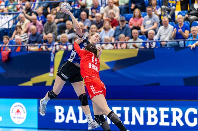 (L-R) Nieke Kuehne (HSG Blomberg-Lippe, 09) im Zweikampf mit Mia Brkic (HC Podravka, 11) GER, HSG Blomberg-Lippe vs. HC Podravka, Handball, EHF Champions League Women, Gruppenphase, Spielzeit 2026 2027, 03.10.2026 GER, HSG Blomberg-Lippe vs. HC Podravka, Handball, EHF Champions League Women, Gruppenphase, Spielzeit 2026 2027, 03.10.2026 Lemgo Copyright: xEibner-Pressefoto JanxRollingerx EP_JSK