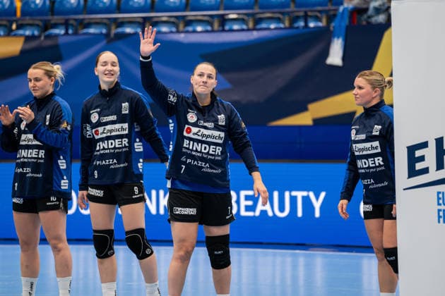 HSG Blomberg-Lippe (GER) vs. HC Podravka (CRO), Handball, EHF Champions League Women, Gruppenphase, 3.10.2026, Saision 2026 2027, Lemgo Diana Magnusdottir (HSG Blomberg-Lippe, 07) begruesst die Zuschauer Lemgo Phoenix Contact Arena Deutschland