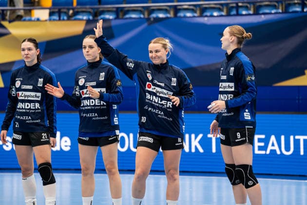 HSG Blomberg-Lippe (GER) vs. HC Podravka (CRO), Handball, EHF Champions League Women, Gruppenphase, 3.10.2026, Saision 2026 2027, Lemgo Maxi Muehlner (HSG Blomberg-Lippe, 10) begruesst die Zuschauer Lemgo Phoenix Contact Arena Deutschland