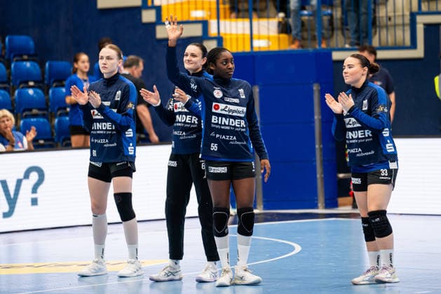 HSG Blomberg-Lippe (GER) vs. HC Podravka (CRO), Handball, EHF Champions League Women, Gruppenphase, 3.10.2026, Saision 2026 2027, Lemgo Farrelle Njinkeu (HSG Blomberg-Lippe, 55) begruesst die Zuschauer Lemgo Phoenix Contact Arena Deutschland