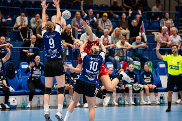 HSG Blomberg-Lippe (GER) vs. HC Podravka (CRO), Handball, EHF Champions League Women, Gruppenphase, 3.10.2026, Saision 2026 2027, Lemgo Nieke Kuehne (HSG Blomberg-Lippe, 09) und Maxi Muehlner (HSG Blomberg-Lippe, 10) versuchen gegen Klara Birtic (HC Podravka, 07) zu verteidigen Lemgo Phoenix Contact Arena Deutschland