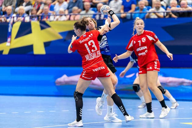 (L-R) Dejana Milosavljevic (HC Podravka, 13) im Zweikampf mit Isabelle Axmann (HSG Blomberg-Lippe, 11) GER, HSG Blomberg-Lippe vs. HC Podravka, Handball, EHF Champions League Women, Gruppenphase, Spielzeit 2026 2027, 03.10.2026 GER, HSG Blomberg-Lippe vs. HC Podravka, Handball, EHF Champions League Women, Gruppenphase, Spielzeit 2026 2027, 03.10.2026 Lemgo Copyright: xEibner-Pressefoto JanxRollingerx EP_JSK