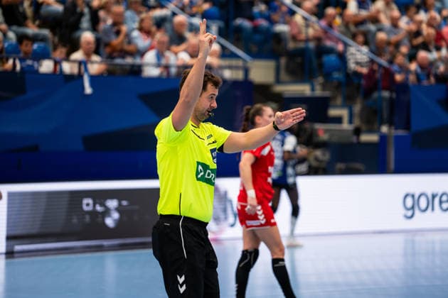 HSG Blomberg-Lippe (GER) vs. HC Podravka (CRO), Handball, EHF Champions League Women, Gruppenphase, 3.10.2026, Saision 2026 2027, Lemgo Jorgen Jorstad (Referee) zeigt eine 2-Minuten Strafe an Lemgo Phoenix Contact Arena Deutschland