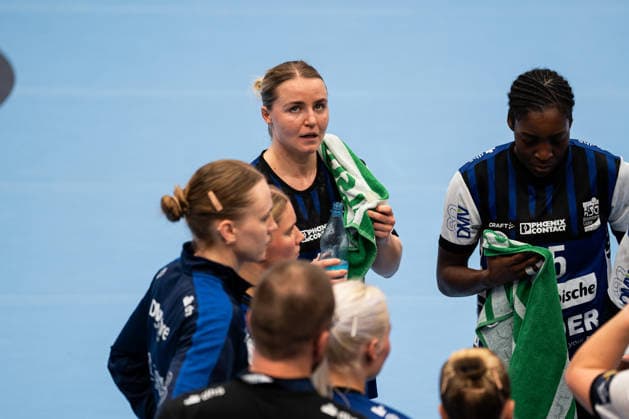HSG Blomberg-Lippe (GER) vs. HC Podravka (CRO), Handball, EHF Champions League Women, Gruppenphase, 3.10.2026, Saision 2026 2027, Lemgo Maxi Muehlner (HSG Blomberg-Lippe, 10) bei einer Auszeit Lemgo Phoenix Contact Arena Deutschland