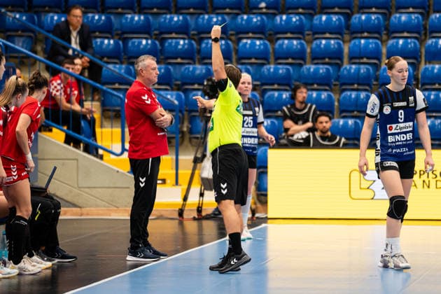 HSG Blomberg-Lippe (GER) vs. HC Podravka (CRO), Handball, EHF Champions League Women, Gruppenphase, 3.10.2026, Saision 2026 2027, Lemgo Mads Dahlby Fremstad (Referee) gibt Obrvan Ivica (HC Podravka, Trainer) eine Gelbe Karte Lemgo Phoenix Contact Arena Deutschland