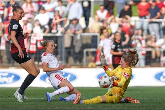 Julia Stierli (SC Freiburg), Pauline Bremer (1. FC Koeln) und Torfrau Anna Reimann (SC Freiburg) im Zweikampf waehrend des Spiels der Frauen Bundesliga zwischen 1.FC Koeln und SC Freiburg, Franz-Kremer-Stadion am 03. October 2026 in Koeln, Deutschland. (Foto von Oliver Kaelke DeFodi Images) +++ Julia Stierli (SC Freiburg), Pauline Bremer (1. FC Koeln) und Torfrau Anna Reimann (SC Freiburg) battle for the ball during the Bundesliga match between 1.FC Koeln and SC Freiburg at Franz-Kremer-Stadion on October 3, 2026 in Cologne, Germany. (Photo by Oliver Kaelke DeFodi Images) DFB DFL REGULATIONS PROHIBIT ANY USE OF PHOTOGRAPHS AS IMAGE SEQUENCES AND OR QUASI-VIDEO. (Photo by Oliver Kaelke DeFodi Images) -