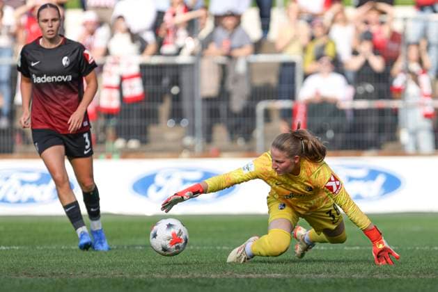 Torfrau Anna Reimann (SC Freiburg) in Aktion, am Ball, Einzelaktion waehrend des Spiels der Frauen Bundesliga zwischen 1.FC Koeln und SC Freiburg, Franz-Kremer-Stadion am 03. October 2026 in Koeln, Deutschland. (Foto von Oliver Kaelke DeFodi Images) +++ Torfrau Anna Reimann (SC Freiburg) controls the ball during the Bundesliga match between 1.FC Koeln and SC Freiburg at Franz-Kremer-Stadion on October 3, 2026 in Cologne, Germany. (Photo by Oliver Kaelke DeFodi Images) DFB DFL REGULATIONS PROHIBIT ANY USE OF PHOTOGRAPHS AS IMAGE SEQUENCES AND OR QUASI-VIDEO. (Photo by Oliver Kaelke DeFodi Images) -