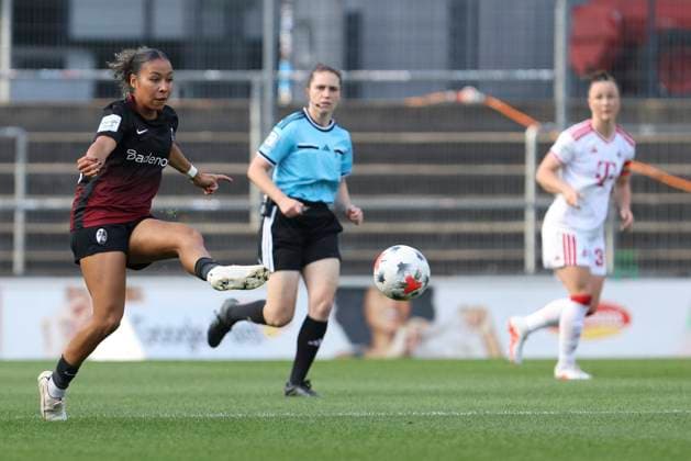 Amira Arfaoui (SC Freiburg) in Aktion, am Ball, Einzelaktion waehrend des Spiels der Frauen Bundesliga zwischen 1.FC Koeln und SC Freiburg, Franz-Kremer-Stadion am 03. October 2026 in Koeln, Deutschland. (Foto von Oliver Kaelke DeFodi Images) +++ Amira Arfaoui (SC Freiburg) controls the ball during the Bundesliga match between 1.FC Koeln and SC Freiburg at Franz-Kremer-Stadion on October 3, 2026 in Cologne, Germany. (Photo by Oliver Kaelke DeFodi Images) DFB DFL REGULATIONS PROHIBIT ANY USE OF PHOTOGRAPHS AS IMAGE SEQUENCES AND OR QUASI-VIDEO. (Photo by Oliver Kaelke DeFodi Images) -