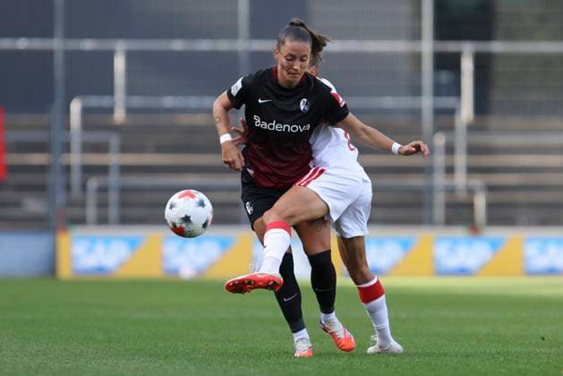 Selina Vobian (SC Freiburg) und Laura Feiersinger (1. FC Koeln) im Zweikampf waehrend des Spiels der Frauen Bundesliga zwischen 1.FC Koeln und SC Freiburg, Franz-Kremer-Stadion am 03. October 2026 in Koeln, Deutschland. (Foto von Oliver Kaelke DeFodi Images) +++ Selina Vobian (SC Freiburg) und Laura Feiersinger (1. FC Koeln) battle for the ball during the Bundesliga match between 1.FC Koeln and SC Freiburg at Franz-Kremer-Stadion on October 3, 2026 in Cologne, Germany. (Photo by Oliver Kaelke DeFodi Images) DFB DFL REGULATIONS PROHIBIT ANY USE OF PHOTOGRAPHS AS IMAGE SEQUENCES AND OR QUASI-VIDEO. (Photo by Oliver Kaelke DeFodi Images) -
