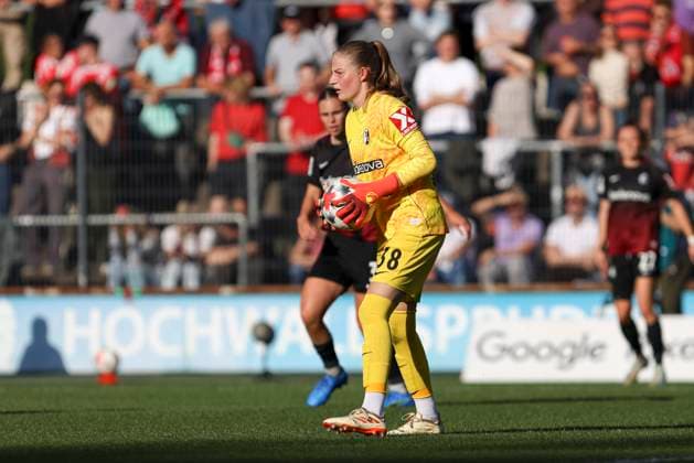 Torfrau Anna Reimann (SC Freiburg) schaut waehrend des Spiels der Frauen Bundesliga zwischen 1.FC Koeln und SC Freiburg, Franz-Kremer-Stadion am 03. October 2026 in Koeln, Deutschland. (Foto von Oliver Kaelke DeFodi Images) +++ Torfrau Anna Reimann (SC Freiburg) looks on during the Bundesliga match between 1.FC Koeln and SC Freiburg at Franz-Kremer-Stadion on October 3, 2026 in Cologne, Germany. (Photo by Oliver Kaelke DeFodi Images) DFB DFL REGULATIONS PROHIBIT ANY USE OF PHOTOGRAPHS AS IMAGE SEQUENCES AND OR QUASI-VIDEO. (Photo by Oliver Kaelke DeFodi Images) -