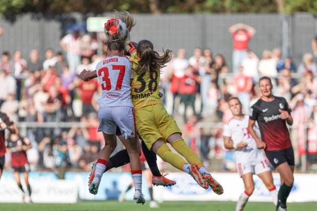Beke Sterner (1. FC Koeln) und Torfrau Anna Reimann (SC Freiburg) im Zweikampf waehrend des Spiels der Frauen Bundesliga zwischen 1.FC Koeln und SC Freiburg, Franz-Kremer-Stadion am 03. October 2026 in Koeln, Deutschland. (Foto von Oliver Kaelke DeFodi Images) +++ Beke Sterner (1. FC Koeln) und Torfrau Anna Reimann (SC Freiburg) battle for the ball during the Bundesliga match between 1.FC Koeln and SC Freiburg at Franz-Kremer-Stadion on October 3, 2026 in Cologne, Germany. (Photo by Oliver Kaelke DeFodi Images) DFB DFL REGULATIONS PROHIBIT ANY USE OF PHOTOGRAPHS AS IMAGE SEQUENCES AND OR QUASI-VIDEO. (Photo by Oliver Kaelke DeFodi Images) -