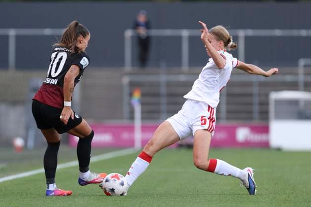 Selina Vobian (SC Freiburg) und Celina Degen (1. FC Koeln) im Zweikampf waehrend des Spiels der Frauen Bundesliga zwischen 1.FC Koeln und SC Freiburg, Franz-Kremer-Stadion am 03. October 2026 in Koeln, Deutschland. (Foto von Oliver Kaelke DeFodi Images) +++ Selina Vobian (SC Freiburg) und Celina Degen (1. FC Koeln) battle for the ball during the Bundesliga match between 1.FC Koeln and SC Freiburg at Franz-Kremer-Stadion on October 3, 2026 in Cologne, Germany. (Photo by Oliver Kaelke DeFodi Images) DFB DFL REGULATIONS PROHIBIT ANY USE OF PHOTOGRAPHS AS IMAGE SEQUENCES AND OR QUASI-VIDEO. (Photo by Oliver Kaelke DeFodi Images) -