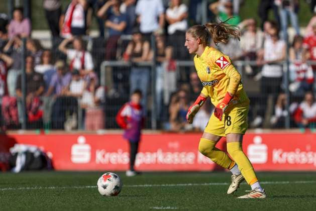 Torfrau Anna Reimann (SC Freiburg) in Aktion, am Ball, Einzelaktion waehrend des Spiels der Frauen Bundesliga zwischen 1.FC Koeln und SC Freiburg, Franz-Kremer-Stadion am 03. October 2026 in Koeln, Deutschland. (Foto von Oliver Kaelke DeFodi Images) +++ Torfrau Anna Reimann (SC Freiburg) controls the ball during the Bundesliga match between 1.FC Koeln and SC Freiburg at Franz-Kremer-Stadion on October 3, 2026 in Cologne, Germany. (Photo by Oliver Kaelke DeFodi Images) DFB DFL REGULATIONS PROHIBIT ANY USE OF PHOTOGRAPHS AS IMAGE SEQUENCES AND OR QUASI-VIDEO. (Photo by Oliver Kaelke DeFodi Images) -