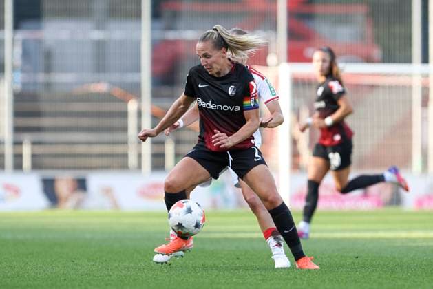 Lisa Karl (SC Freiburg) und Beke Sterner (1. FC Koeln) im Zweikampf waehrend des Spiels der Frauen Bundesliga zwischen 1.FC Koeln und SC Freiburg, Franz-Kremer-Stadion am 03. October 2026 in Koeln, Deutschland. (Foto von Oliver Kaelke DeFodi Images) +++ Lisa Karl (SC Freiburg) und Beke Sterner (1. FC Koeln) battle for the ball during the Bundesliga match between 1.FC Koeln and SC Freiburg at Franz-Kremer-Stadion on October 3, 2026 in Cologne, Germany. (Photo by Oliver Kaelke DeFodi Images) DFB DFL REGULATIONS PROHIBIT ANY USE OF PHOTOGRAPHS AS IMAGE SEQUENCES AND OR QUASI-VIDEO. (Photo by Oliver Kaelke DeFodi Images) -