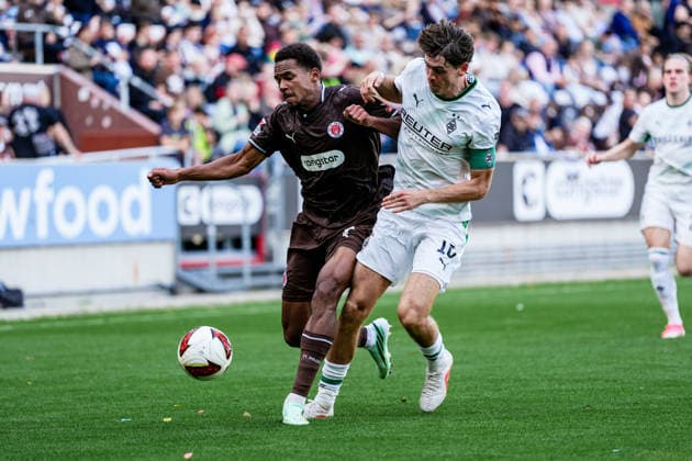 Deutschland: Fußball 2. Bundesliga, 1. Bundesliga, Freundschaftsspiel Saison 2026 27, FC St. Pauli vs Borussia Moenchengladbach Millerntor-Stadion (Hamburg St. Pauli): Youssoupha Niang (FC St. Pauli, 7), Zweikampf, Philipp Sander (Borussia Moenchengladbach, 16) Copyright: xStefanxTrochax
