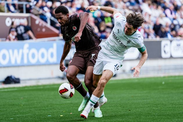 Deutschland: Fußball 2. Bundesliga, 1. Bundesliga, Freundschaftsspiel Saison 2026 27, FC St. Pauli vs Borussia Moenchengladbach Millerntor-Stadion (Hamburg St. Pauli): Youssoupha Niang (FC St. Pauli, 7), Zweikampf, Philipp Sander (Borussia Moenchengladbach, 16) Copyright: xStefanxTrochax