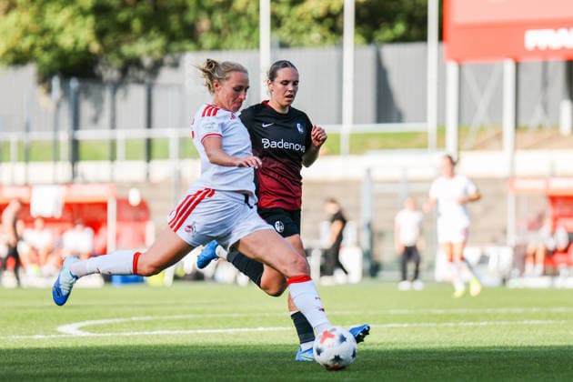 Google Pixel Frauen-Bundesliga: 1. FC Köln - SC Freiburg; 03.10.2026. Pauline Bremer (1. FC Köln, 9) im Zweikampf mit Alina Axtmann (SC Freiburg, 3) Google Pixel Frauen-Bundesliga: 1. FC Köln - SC Freiburg; Köln, Franz-Kremer-Stadion; 03.10.2026. DFB REGULATIONS PROHIBIT ANY USE OF PHOTOGRAPHS AS IMAGE SEQUENCES AND OR QUASI-VIDEO. Copyright: xBEAUTIFULxSPORTS Freisenx