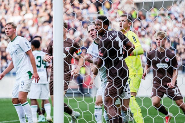 Deutschland: Fußball 2. Bundesliga, 1. Bundesliga, Freundschaftsspiel Saison 2026 27, FC St. Pauli vs Borussia Moenchengladbach Millerntor-Stadion (Hamburg St. Pauli): Youssoupha Niang (FC St. Pauli, 7), David Herold (Borussia Moenchengladbach, 20) Copyright: xStefanxTrochax