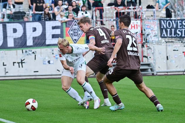 03.10.2026,GER Fußball, Männer, BL, Testspiel, Saison 2026 2027, Hamburg, FC St. Pauli vs Borussia Mönchengladbach Isac Lidberg (BMG - Gladbach 03) versucht sich gegen David Nemeth (Pauli 04) durchzusetzen DFB DFL regulations prohibit any use of photographs as image sequences and or quasi-video) Hamburg Millerntorstadion Hamburg Deutschland Copyright: xnordphotoxGmbH xWitkex