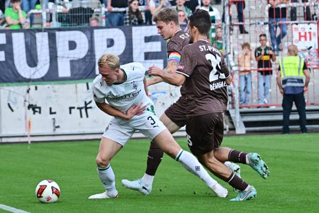 03.10.2026,GER Fußball, Männer, BL, Testspiel, Saison 2026 2027, Hamburg, FC St. Pauli vs Borussia Mönchengladbach Isac Lidberg (BMG - Gladbach 03) versucht sich gegen David Nemeth (Pauli 04) durchzusetzen DFB DFL regulations prohibit any use of photographs as image sequences and or quasi-video) Hamburg Millerntorstadion Hamburg Deutschland Copyright: xnordphotoxGmbH xWitkex