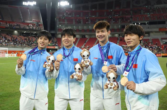 (261003) -- TOYOTA, Oct. 3, 2026 -- Players of team China pose for photos after the awarding ceremony for men s football event at 20th Asian Games Aichi-Nagoya 2026 in Toyota of Aichi Prefecture, Japan, Oct. 3, 2026. ) (SP)JAPAN-TOYOTA-ASIAN GAMES-FOOTBALL-MEN S-AWARDING CEREMONY JiaxHaocheng 