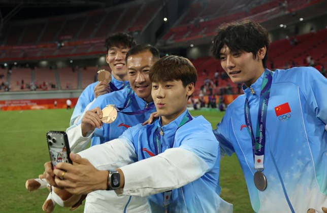 (261003) -- TOYOTA, Oct. 3, 2026 -- Players of team China pose for photos after the awarding ceremony for men s football event at 20th Asian Games Aichi-Nagoya 2026 in Toyota of Aichi Prefecture, Japan, Oct. 3, 2026. ) (SP)JAPAN-TOYOTA-ASIAN GAMES-FOOTBALL-MEN S-AWARDING CEREMONY JiaxHaocheng 