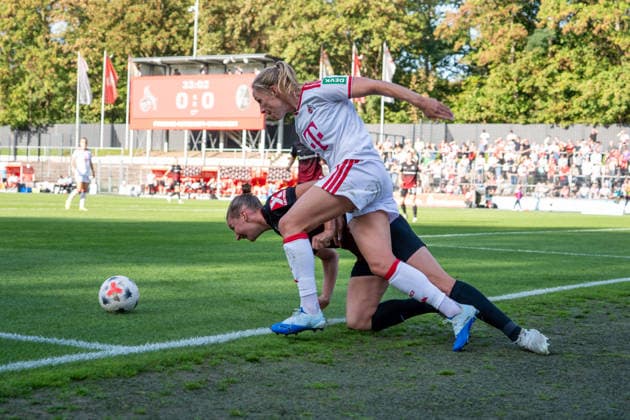 Deutschland: Google Pixel Frauen-Bundesliga 2026 2027, 6.Spieltag, 1.FC Köln vs SC Freiburg, Samstag, 03.10.2026, Franz-Kremer-Stadion (Köln-Westfalen): Pauline Bremer (1.FC Köln, 9) Zweikampf, Spielszene, Duell, duel, tackle, tackling, Dynamik, Action, Aktion gegen Julia Stierli (SC Freiburg, 5) Köln Franz-Kremer-Stadion, Köln Deutschland Copyright: xOrhanxHabashx