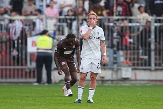 03.10.2026, xydrx, Herren, Fußball, Testspiel, FC St. Pauli - Borussia Mönchgladbach, Saison 2026 2027, Millerntor-Stadion: Yukhym Konoplia (Borussia Moenchengladbach, 22) enttäuscht nach dem Gegentor zum 1:1 für den FC St. Pauli DFB regulations prohibit any use of photographs as image sequences and or quasi-video. Copyright: HMBxMedia YannisxDreimann