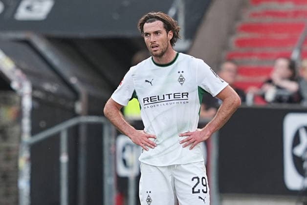 03.10.2026, xydrx, Herren, Fußball, Testspiel, FC St. Pauli - Borussia Mönchgladbach, Saison 2026 2027, Millerntor-Stadion: Joe Scally (Borussia Moenchengladbach, 29) enttäuscht nach dem Gegentor zum 1:1 für den FC St. Pauli DFB regulations prohibit any use of photographs as image sequences and or quasi-video. Copyright: HMBxMedia YannisxDreimann