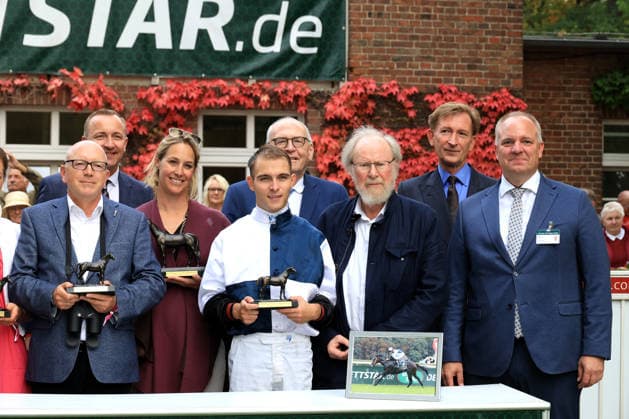 03.10.2026, ISO GER DEU Pferdesport, Tag der Deutschen Einheit, 2026, Hoppegarten Sieger Thore Hammer-Hansen auf Snow Player nordphoto GmbH Engler Berlin Hoppegarten Berlin Deutschland Copyright: xNordphotox xEnglerx