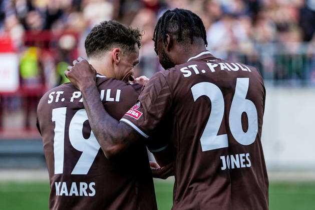 Deutschland: Fußball 2. Bundesliga, 1. Bundesliga, Freundschaftsspiel Saison 2026 27, FC St. Pauli vs Borussia Moenchengladbach Millerntor-Stadion (Hamburg St. Pauli): Ricky-Jade Jones (FC St. Pauli, 26) mit Martijn Kaars (FC St. Pauli, 19), Jubel 1:1 Copyright: xStefanxTrochax