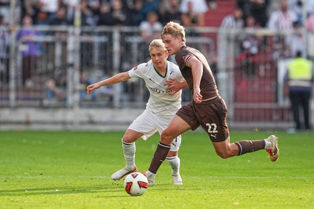 03.10.2026, xydrx, Herren, Fußball, Testspiel, FC St. Pauli - Borussia Mönchgladbach, Saison 2026 2027, Millerntor-Stadion: Fritz Fleck (Borussia Moenchengladbach, 27) im Zweikampf gegen Sam Klein (FC St. Pauli, 22) DFB regulations prohibit any use of photographs as image sequences and or quasi-video. Copyright: HMBxMedia YannisxDreimann