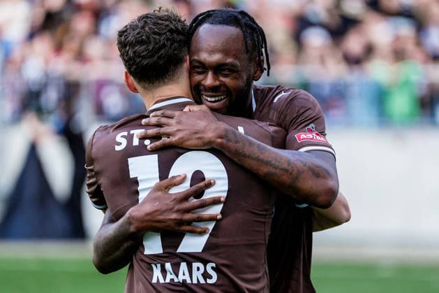 Deutschland: Fußball 2. Bundesliga, 1. Bundesliga, Freundschaftsspiel Saison 2026 27, FC St. Pauli vs Borussia Moenchengladbach Millerntor-Stadion (Hamburg St. Pauli): Ricky-Jade Jones (FC St. Pauli, 26) mit Martijn Kaars (FC St. Pauli, 19), Jubel 1:1 Copyright: xStefanxTrochax