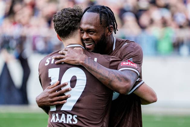 Deutschland: Fußball 2. Bundesliga, 1. Bundesliga, Freundschaftsspiel Saison 2026 27, FC St. Pauli vs Borussia Moenchengladbach Millerntor-Stadion (Hamburg St. Pauli): Ricky-Jade Jones (FC St. Pauli, 26) mit Martijn Kaars (FC St. Pauli, 19), Jubel 1:1 Copyright: xStefanxTrochax