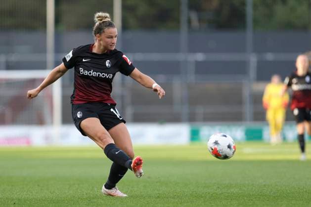 Carina Brunold (SC Freiburg) in Aktion, am Ball, Einzelaktion waehrend des Spiels der Frauen Bundesliga zwischen 1.FC Koeln und SC Freiburg, Franz-Kremer-Stadion am 03. October 2026 in Koeln, Deutschland. (Foto von Oliver Kaelke DeFodi Images) +++ Carina Brunold (SC Freiburg) controls the ball during the Bundesliga match between 1.FC Koeln and SC Freiburg at Franz-Kremer-Stadion on October 3, 2026 in Cologne, Germany. (Photo by Oliver Kaelke DeFodi Images) DFB DFL REGULATIONS PROHIBIT ANY USE OF PHOTOGRAPHS AS IMAGE SEQUENCES AND OR QUASI-VIDEO. (Photo by Oliver Kaelke DeFodi Images) -