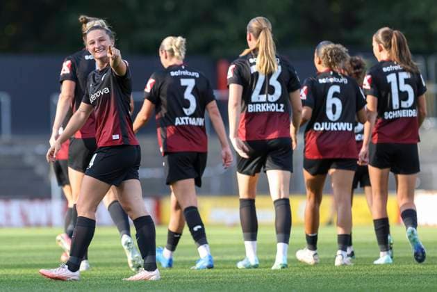 Carina Brunold (SC Freiburg) Torjubel,jubelt mit ihrer Mannschaft nach dem Treffer zum 0:1 waehrend des Spiels der Frauen Bundesliga zwischen 1.FC Koeln und SC Freiburg, Franz-Kremer-Stadion am 03. October 2026 in Koeln, Deutschland. (Foto von Oliver Kaelke DeFodi Images) +++ Carina Brunold (SC Freiburg) celebrates after scoring her team s first goal with teammates during the Bundesliga match between 1.FC Koeln and SC Freiburg at Franz-Kremer-Stadion on October 3, 2026 in Cologne, Germany. (Photo by Oliver Kaelke DeFodi Images) DFB DFL REGULATIONS PROHIBIT ANY USE OF PHOTOGRAPHS AS IMAGE SEQUENCES AND OR QUASI-VIDEO. (Photo by Oliver Kaelke DeFodi Images) -