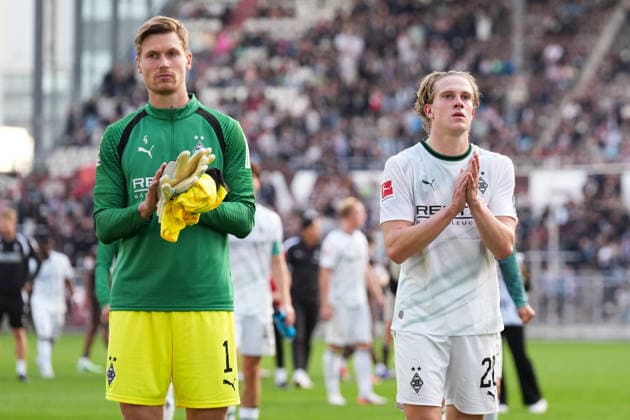 03.10.2026, xydrx, Herren, Fußball, Testspiel, FC St. Pauli - Borussia Mönchgladbach, Saison 2026 2027, Millerntor-Stadion: Moritz Nicolas (Borussia Moenchengladbach, 1) und David Herold (Borussia Moenchengladbach, 20) enttäuscht nach dem Spiel DFB regulations prohibit any use of photographs as image sequences and or quasi-video. Copyright: HMBxMedia YannisxDreimann