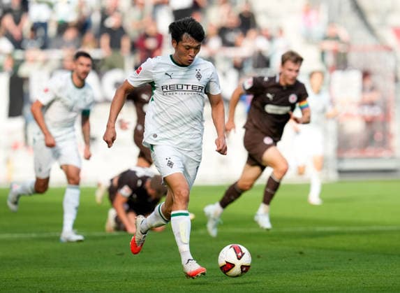 Shuto Machino (Borussia Moenchengladbach, 18) am Ball. GER, FC St. Pauli vs Borussia Mönchengladbach, Freundschaftsspiel, Saison 2026 27, Millerntor-Stadion, Hamburg, 03.10.2026 DFL REGULATIONS PROHIBIT ANY USE OF PHOTOGRAPHS AS IMAGE SEQUENCES AND OR QUASI-VIDEO Foto: HMB Media Scott W. Coleman Hamburg Millerntor-Stadion Hamburg GER Copyright: xScottxW.xColemanx