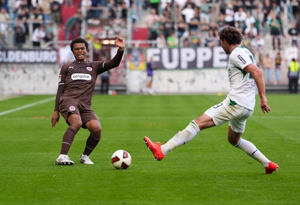 Joel Fujita (FC St. Pauli, 16) gegen Joe Scally (Borussia Moenchengladbach, 29). GER, FC St. Pauli vs Borussia Mönchengladbach, Freundschaftsspiel, Saison 2026 27, Millerntor-Stadion, Hamburg, 03.10.2026 DFL REGULATIONS PROHIBIT ANY USE OF PHOTOGRAPHS AS IMAGE SEQUENCES AND OR QUASI-VIDEO Foto: HMB Media Scott W. Coleman Hamburg Millerntor-Stadion Hamburg GER Copyright: xScottxW.xColemanx