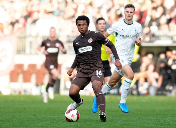Joel Fujita (FC St. Pauli, 16) spielt den Ball. GER, FC St. Pauli vs Borussia Mönchengladbach, Freundschaftsspiel, Saison 2026 27, Millerntor-Stadion, Hamburg, 03.10.2026 DFL REGULATIONS PROHIBIT ANY USE OF PHOTOGRAPHS AS IMAGE SEQUENCES AND OR QUASI-VIDEO Foto: HMB Media Scott W. Coleman Hamburg Millerntor-Stadion Hamburg GER Copyright: xScottxW.xColemanx
