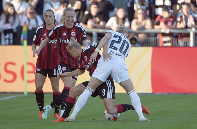 03.10.2026, xhbx, Fussball Google Pixel Frauen-Bundesliga, Eintracht Frankfurt - FC Bayern München v.l. Hanna Bennison (Eintracht Frankfurt Damen), Franziska Kett (FC Bayern München Frauen) Frankfurt am Main