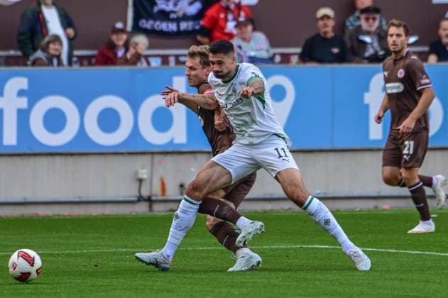 Nemeth David ( Pauli ) 11 Tim Kleindienst ( Gladbach ) Deutschland , Hamburg Millerntorstadion , Fussball , 1. und 2. . Bundesliga , FC St Pauli - Borussia Mönchengladbach