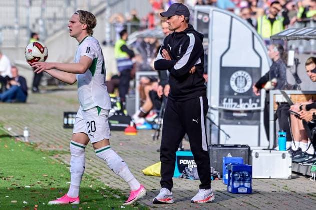 20 David Herold Alexander Blessin Trainer ( Gladbach ) Deutschland , Hamburg Millerntorstadion , Fussball , 1. und 2. . Bundesliga , FC St Pauli - Borussia Mönchengladbach