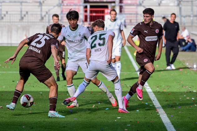 Adam Dzwigala Arkadiusz Pyrka ( Pauli ) 18 Shuto Machino 25 Robin Hack ( Gladbach ) Deutschland , Hamburg Millerntorstadion , Fussball , 1. und 2. . Bundesliga , FC St Pauli - Borussia Mönchengladbach