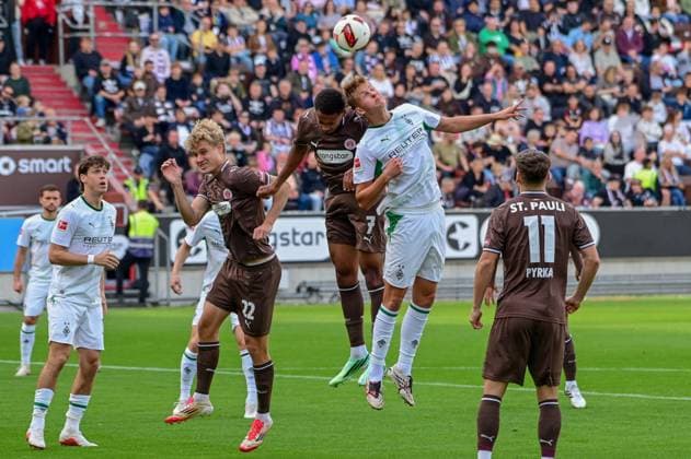Sam Klein Youssoupha Niang ( Pauli ) ( Gladbach ) Deutschland , Hamburg Millerntorstadion , Fussball , 1. und 2. . Bundesliga , FC St Pauli - Borussia Mönchengladbach