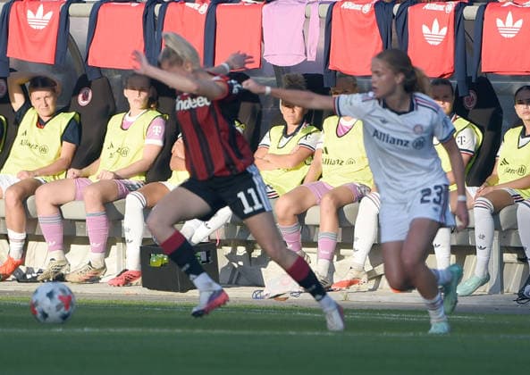 03.10.2026, xhbx, Fussball Google Pixel Frauen-Bundesliga, Eintracht Frankfurt - FC Bayern München v.l. Nina Lührßen (Eintracht Frankfurt Damen), Sophie Proost (FC Bayern München Frauen) Frankfurt am Main