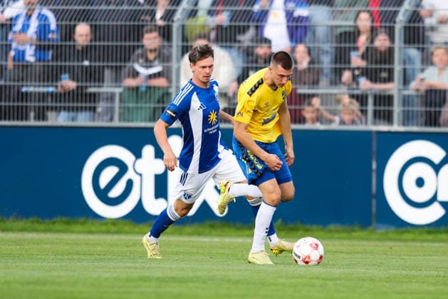 03.10.2026, Fussball, Herren, Regionalliga Nord, 12. Spieltag, BSV Kickers Emden - SV Todesfelde Nick Stepantsev (weiß 39 BSV Kickers Emden) im Zweikampf mit Moritz Bennet Grosche (18 SV Todesfelde)