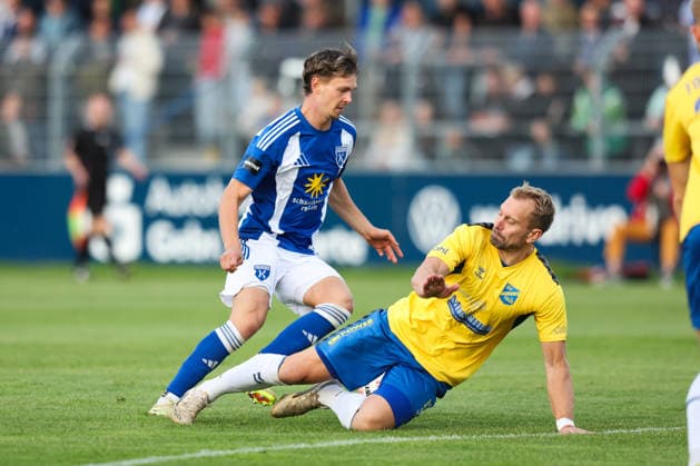 03.10.2026, Fussball, Herren, Regionalliga Nord, 12. Spieltag, BSV Kickers Emden - SV Todesfelde Nick Stepantsev (weiß 39 BSV Kickers Emden) im Zweikampf mit Christian Rave (13 SV Todesfelde)